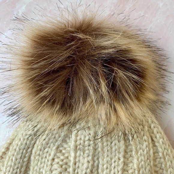 NEW Boutique Cable Knit Faux Fur Pompom Winter Beanie Ivory - Picture 4 of 7